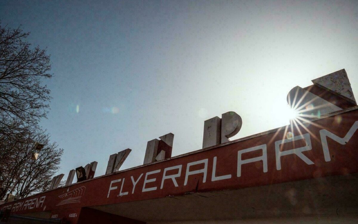Das Stadion der Würzburger Kickers, die Flyeralarm Arena. Zu sehen der Eingangsbereich mit dem Schriftzug Kickers Das Stadion der Würzburger Kickers, die Flyeralarm Arena. Zu sehen der Eingangsbereich mit dem Schriftzug Kickers